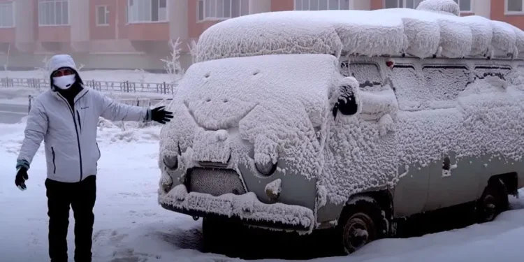 Cidade mais fria do mundo congela até os carros e quebra dedos por conta do gelo