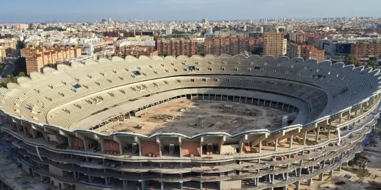 Estádio fantasma do tamanho do coliseu ganha sinal verde para reforma