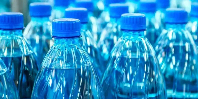 Substância que não é metanol foi encontrada em garrafa de água e homem sofreu intoxicação grave