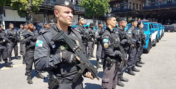 Enquanto policial americano ganha salário de rei, PM do Rio mal sobrevive com risco diário