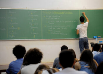 Corte no salário de vários professores foi confirmado nesta cidade brasileira