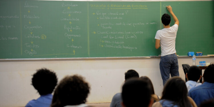 Corte no salário de vários professores foi confirmado nesta cidade brasileira