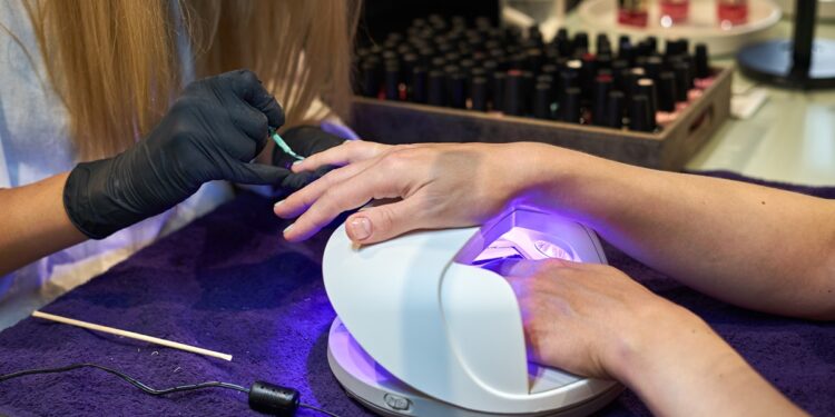 É proibido ter unhas de gel? Finalmente vamos te explicar esse mistério