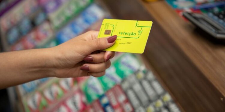 Trabalhadores brasileiros recebem ótima notícia sobre novas regras do vale-alimentação