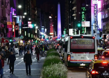 Lugar misterioso que nunca dorme tem milhões de pessoas passando pelas ruas 24h por dia
