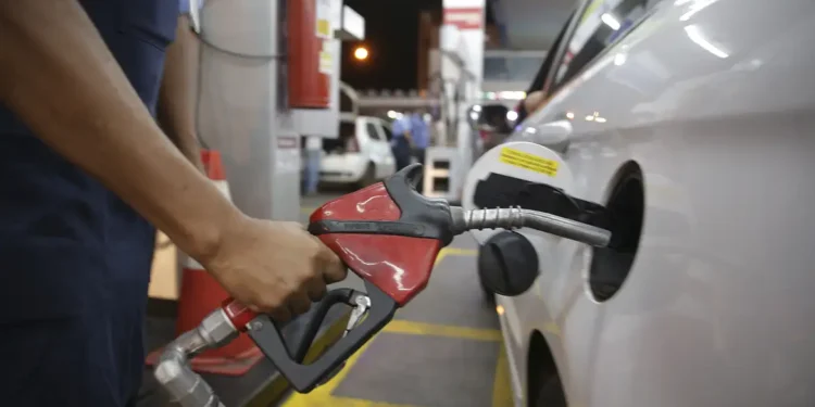 Petróleo descoberto na terra faz preço da gasolina cair para 35 centavos neste país em específico