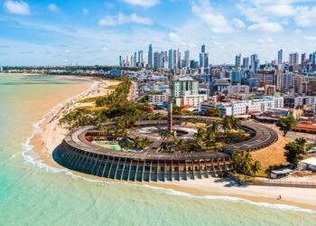 Cidade brasileira vê o sol nascer muito antes de todo mundo