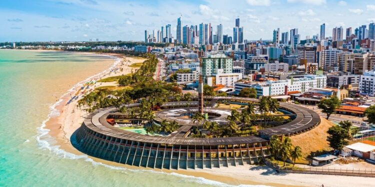 Cidade brasileira vê o sol nascer muito antes de todo mundo