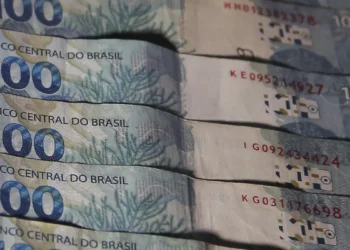 Brasileiros recebem pior notícia do ano sobre juros de 15%