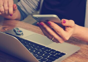 Lei trabalhista “proíbe” chefes de mandarem mensagens depois das 18h para os funcionários neste país