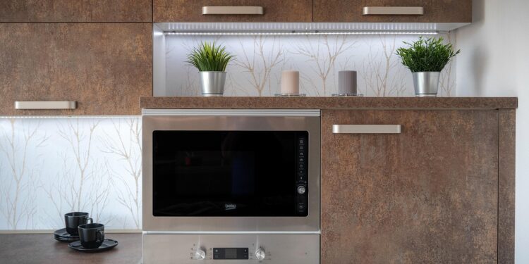 Truque que ninguém conhecia ensina a limpar o micro-ondas