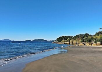 Praia brasileira vive cheia apenas nas férias e se torna quase fantasma durante o ano