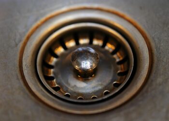 Dupla de ingredientes caseiros faz você desentupir o ralo sem precisar chamar o encanador