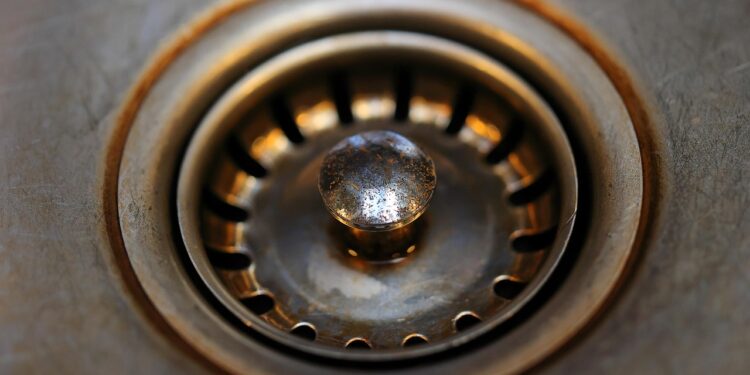 Dupla de ingredientes caseiros faz você desentupir o ralo sem precisar chamar o encanador