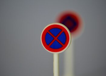 Lei aprovada beira o absurdo e proíbe a população de dar risada em dias específicos nesse país