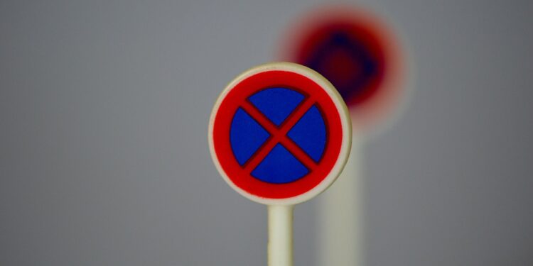 Lei aprovada beira o absurdo e proíbe a população de dar risada em dias específicos nesse país