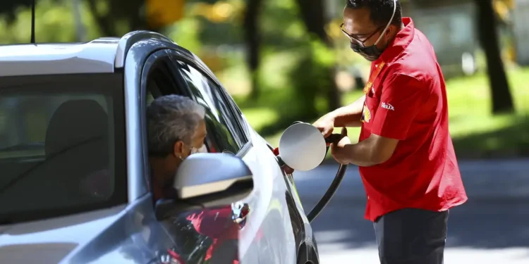Lei de trânsito aprovada proíbe motoristas de ficarem sem gasolina e a pena é grave neste país