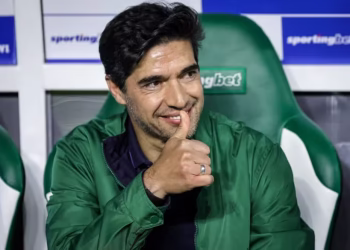Abel Ferreira faz anúncio aos palmeirenses e confirma retorno para Portugal