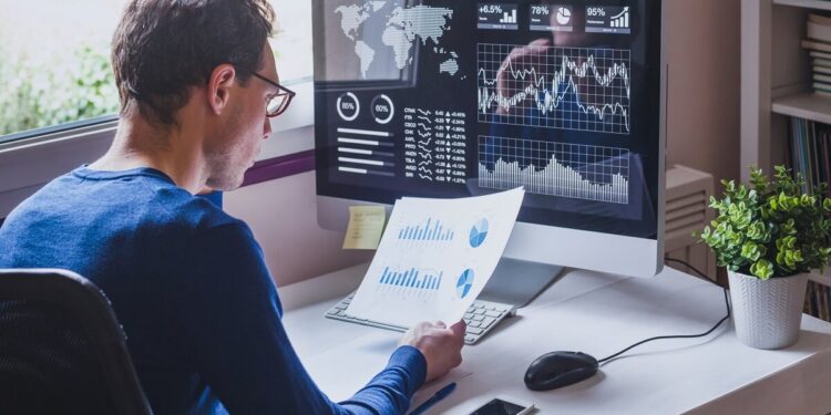 Profissão permite ganhar mais dinheiro do que a média sem sair do quarto