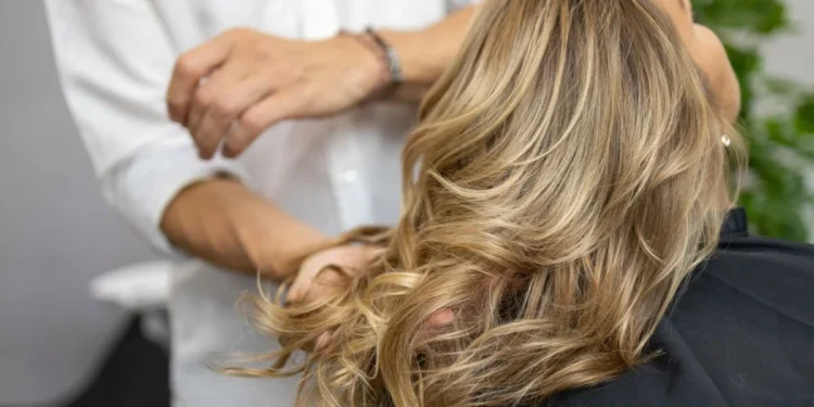 3 erros que acabam estragando o loiro do seu cabelo