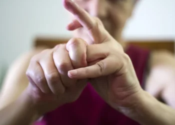 Se você estala os dedos com frequência, precisa saber disso agora mesmo