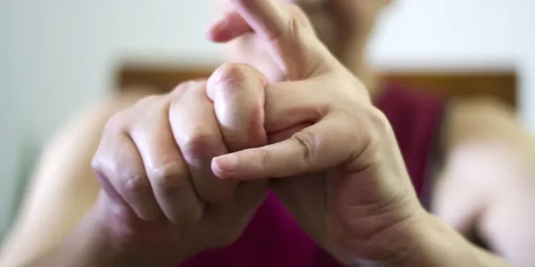 Se você estala os dedos com frequência, precisa saber disso agora mesmo