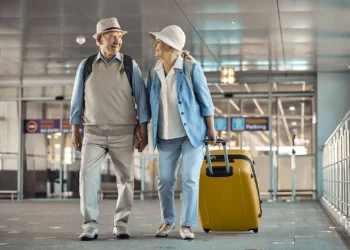 Governo assina novo programa e idosos vão ganhar viagem de graça em 2026