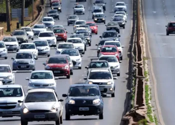 Lei do farol altera regras nas rodovias e motoristas estão preocupados