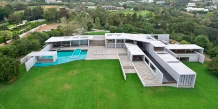 Cantor mais rico do mundo tem 56 anos e mansão de rico no valor de 100 milhões de dólares