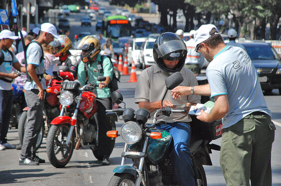 Donos de motos perdem o direito de dirigir no Brasil caso não cumpram essas regras