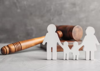 Filho maior de idade pode processar o pai por não pagar pensão?