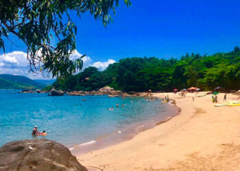 Praia mais encantadora de São Paulo é perfeita para quem busca tranquilidade