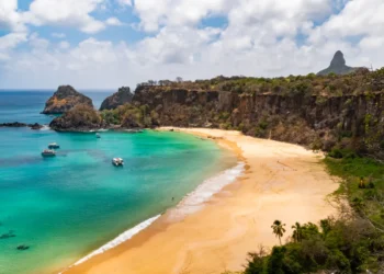 Praia mais limpa do Brasil tem areia sem lixos e todos respeitam