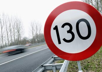 Lei aprovou limite de velocidade para 130km/h nas estradas de via dupla neste país