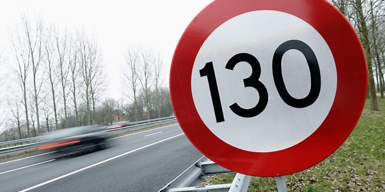 Lei aprovou limite de velocidade para 130km/h nas estradas de via dupla neste país