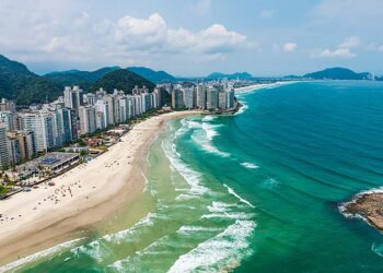 Praia imprópria para turistas recebe visita mesmo com proibição de banho e doenças podem surgir