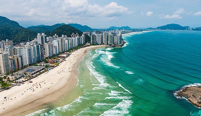 Praia imprópria para turistas recebe visita mesmo com proibição de banho e doenças podem surgir