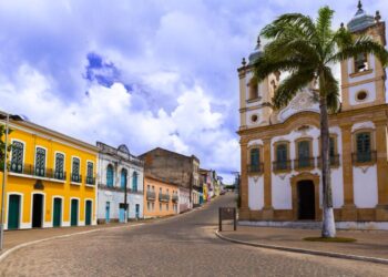 Cidade brasileira parece paraíso da Grécia e não é difícil de se hospedar