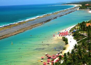 Paraíso nordestino conquista brasileiros com uma praia estilo Caribe