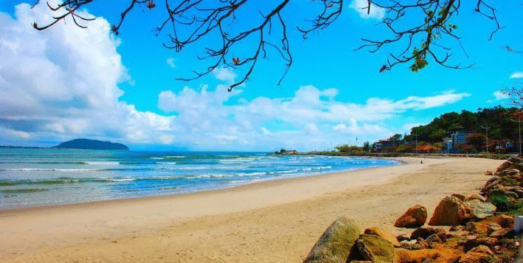 Praia mais azul do Brasil conquista turistas e é fácil de visitar