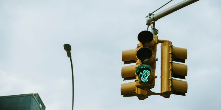 Luz azul no sinal de trânsito foi instalada e mudança está confirmada com novo significado nestes países