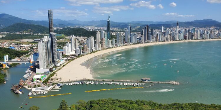 Cidade mais cara para se viver no Brasil vai construir barreira de luxo na praia