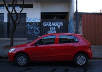 O que acontece se você estacionar o carro na frente da garagem?