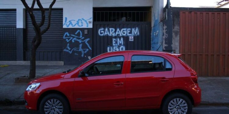 O que acontece se você estacionar o carro na frente da garagem?