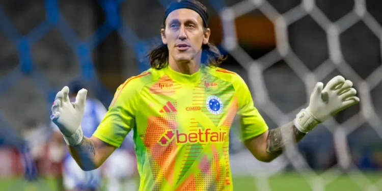 Enquanto Hugo Souza recebe R$ 600 mil, Cássio tem salário de rei no Cruzeiro