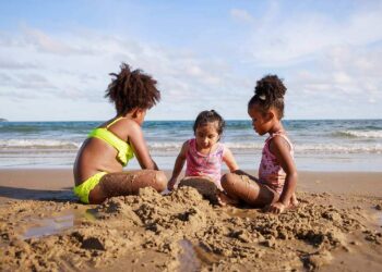 Praia brasileira é perfeita para levar crianças e diversão é certa