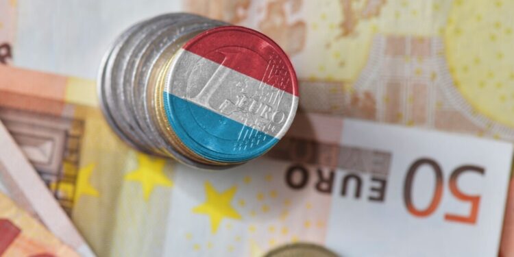 Funcionários que não trabalham em tempo integral começaram a receber salário mínimo de 2.600 neste país