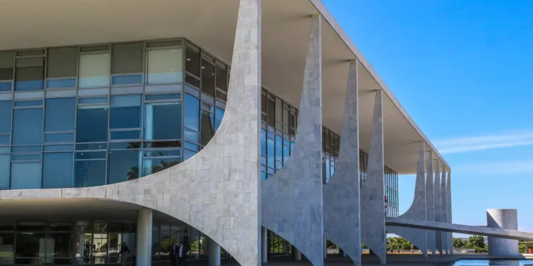 Governo vai investir mais de R$ 1 bilhão para contratar servidores