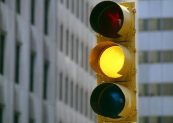 Lei em vigor aplica multas para quem passar o sinal amarelo?