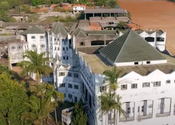 Mansão histórica com 100 quartos pertenceu a cantor brasileiro famoso e agora foi para leilão